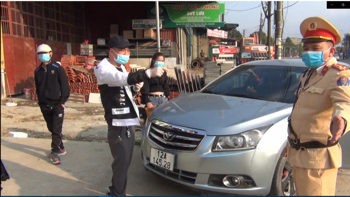 Tài xế ô tô cố tình livestream khi không mang giấy tờ, không chấp hành đo nồng độ cồn