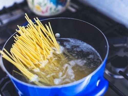 5 cách hữu ích tận dụng nước luộc mỳ Ý