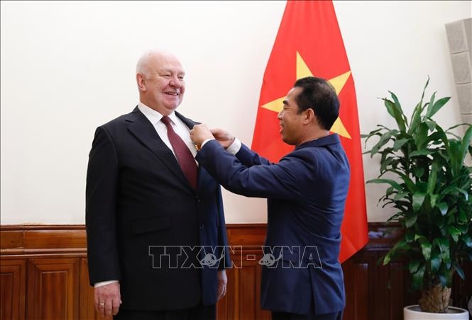 Trao Huân chương Hữu nghị cho Đại sứ Liên bang Nga tại Việt Nam