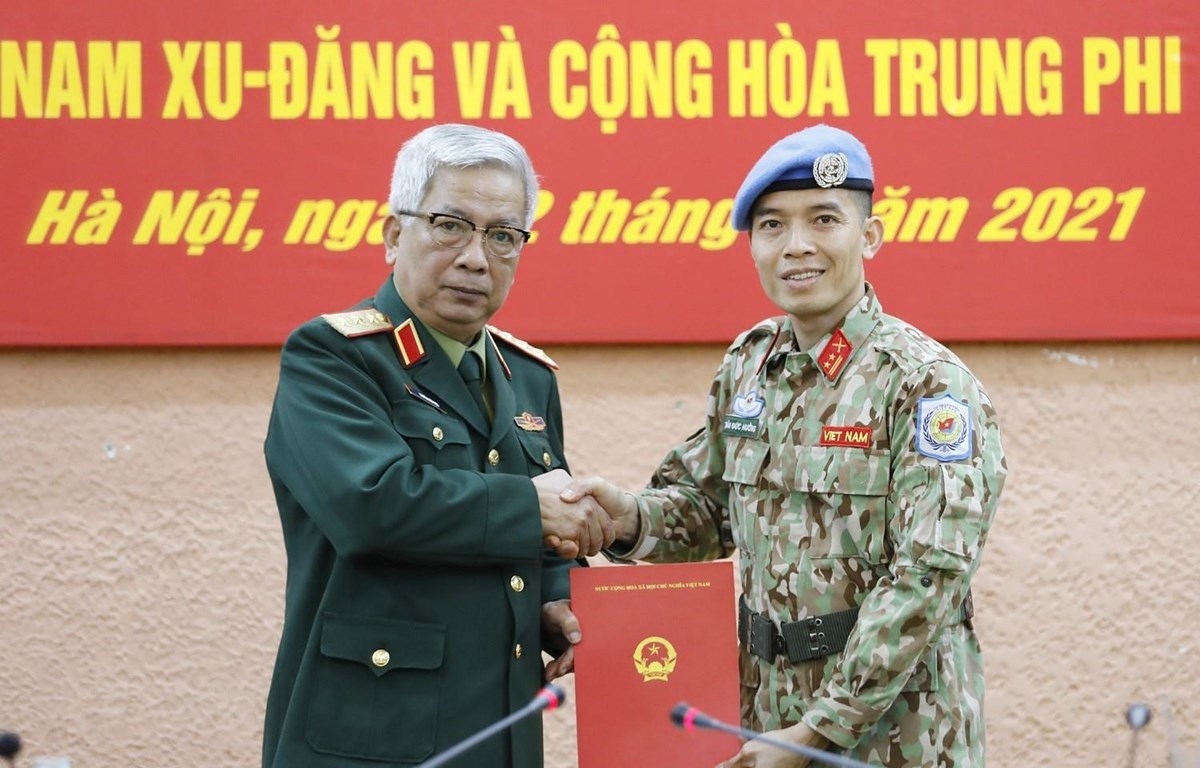 Trao quyết định cho sỹ quan Việt Nam thực hiện nhiệm vụ tại Trụ sở LHQ
