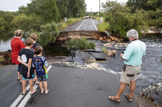 Hàng trăm người dân Australia phải đi sơ tán khẩn cấp do mưa lũ kéo dài