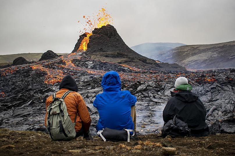 Hàng ngàn du khách may mắn chứng kiến núi lửa phun trào tuyệt đẹp ở Iceland