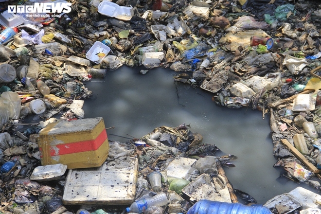 Rác thải phủ kín mặt nước, kênh Hy Vọng khiến người Sài Gòn khiếp sợ