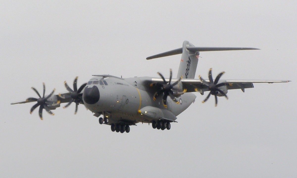 “Gã khổng lồ” A-400M leo dốc và chao nghiêng trên bầu trời Tây Ban Nha