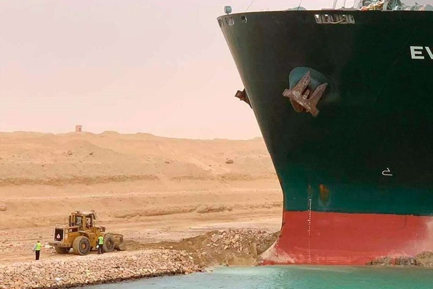 Vụ tắc nghẽn kênh đào Suez đặt ra thách thức lớn đối với an ninh và kinh tế toàn cầu