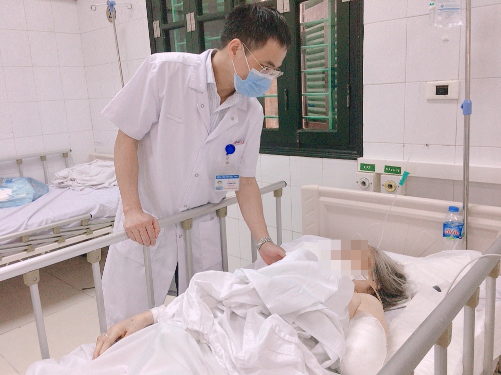 Cụ bà 87 tuổi ở Hà Nội bị chó Bully 30kg cắn nát cẳng tay