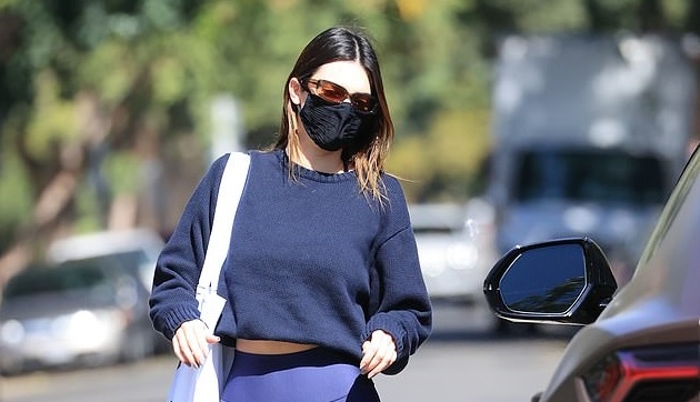 Kendall Jenner một mình sải bước trên phố sau tin đồn chia tay
