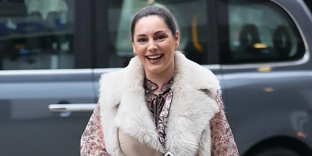 Kelly Brook tươi tắn đến phòng làm việc sau phát ngôn "dù tăng cân nhưng vẫn rất tự tin"