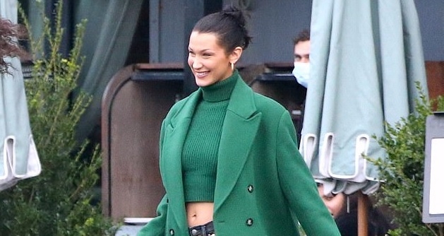 Bella Hadid tươi tắn trong buổi chụp hình thời trang