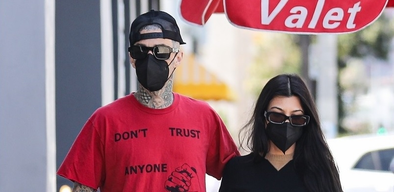 Kourtney Kardashian và bạn trai tình tứ khoác vai đi dạo phố