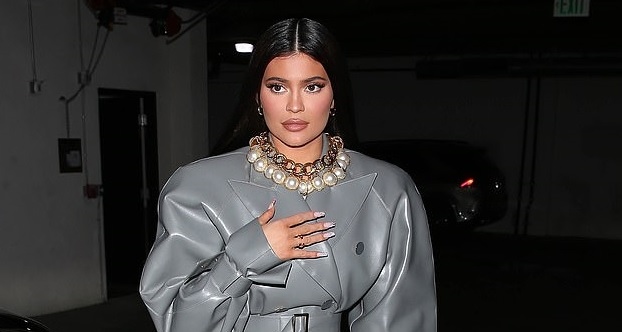 Kylie Jenner đeo vòng ngọc trai đắt giá đi ăn tối cùng bạn bè