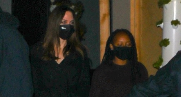 Angelina Jolie và con gái cưng được vệ sĩ hộ tống đi ăn tối