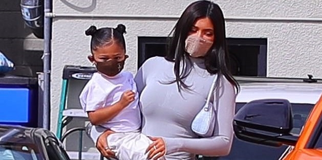 Kylie Jenner gợi cảm đưa con gái cưng đi chơi