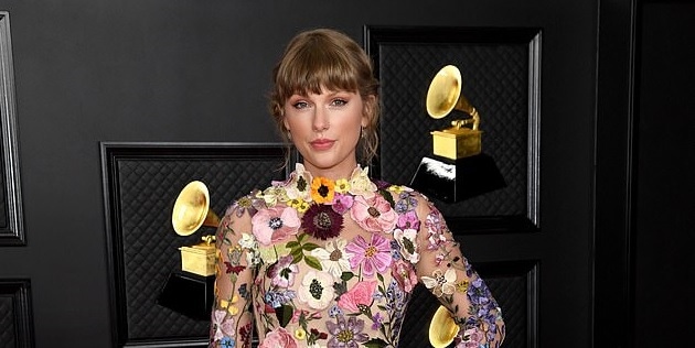 Taylor Swift diện đầm hoa xinh đẹp trên thảm đỏ Grammy 2021
