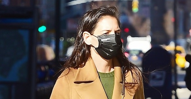 Katie Holmes cô đơn ra phố trong ngày nắng đẹp