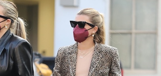 Sofia Richie diện đồ hiệu đi ăn trưa cùng bạn bè