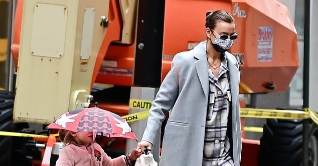 Siêu mẫu Irina Shayk sành điệu đưa con gái cưng đi chơi