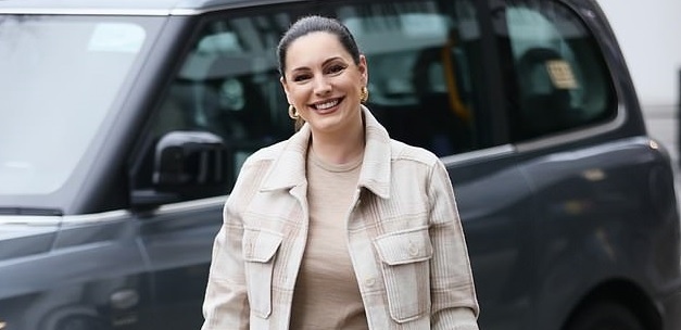 Kelly Brook trang điểm tông màu trầm tinh tế đến phòng làm việc