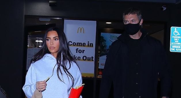 Kim Kardashian trang điểm lạ mắt khi ra phố lúc tối muộn
