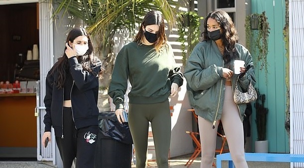 Kendall Jenner diện đồ năng động đi chơi cùng bạn bè