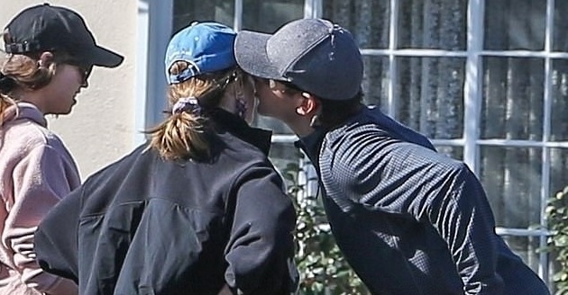 Chris Pratt ngọt ngào hôn vợ trong chuyến đi chơi cùng gia đình
