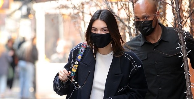 Kendall Jenner diện đồ hiệu sang chảnh đến cuộc họp