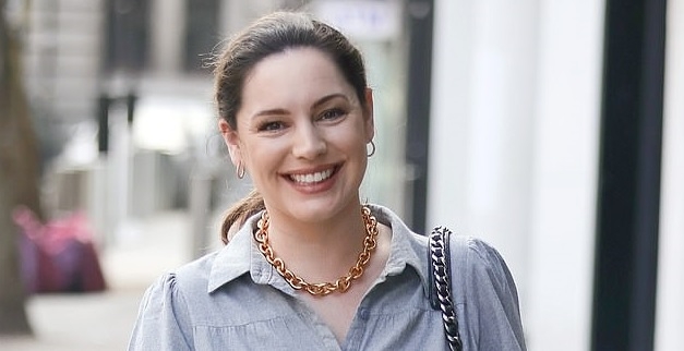 Kelly Brook diện đầm suông gợi cảm đến phòng làm việc