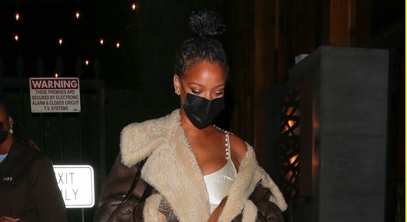 Rihanna gợi cảm đi ăn tối cùng bạn bè sau khi công khai tình mới