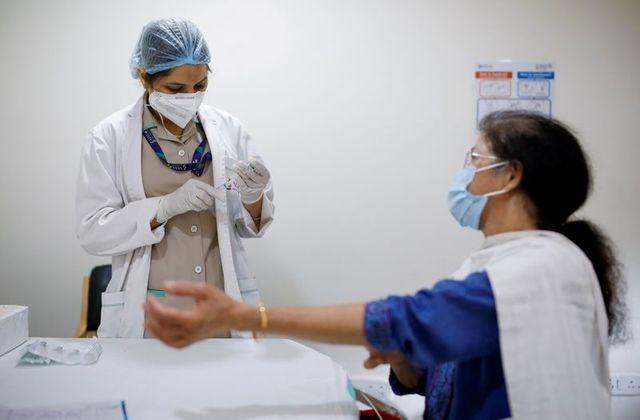 Ấn Độ dự kiến mở rộng tiêm vaccine Covid-19 khi số ca mắc mới tăng vọt