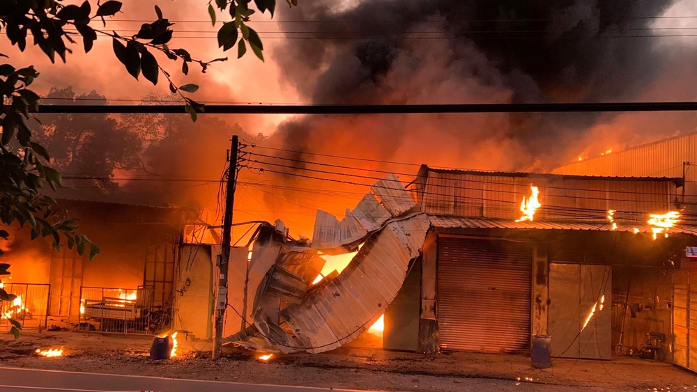 Cháy 5 căn ki-ốt và 1 nhà dân ở Bình Dương