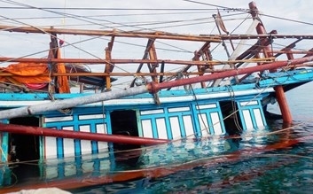 Huy động phương tiện đưa 47 ngư dân Quảng Nam trên tàu câu mực bị chìm vào bờ