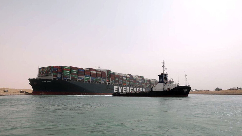 Kênh đào Suez sẽ lưu thông trở lại vào ngày mai nếu cứu hộ  thành công