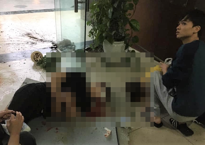 Sập trần chung cư ở Hà Nội, 2 người rơi xuống đất bị thương nặng
