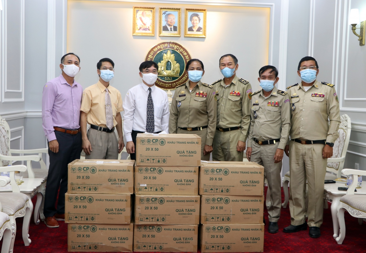 Đại sứ quán Việt Nam trao tặng vật tư y tế Tổng cục di trú Campuchia
