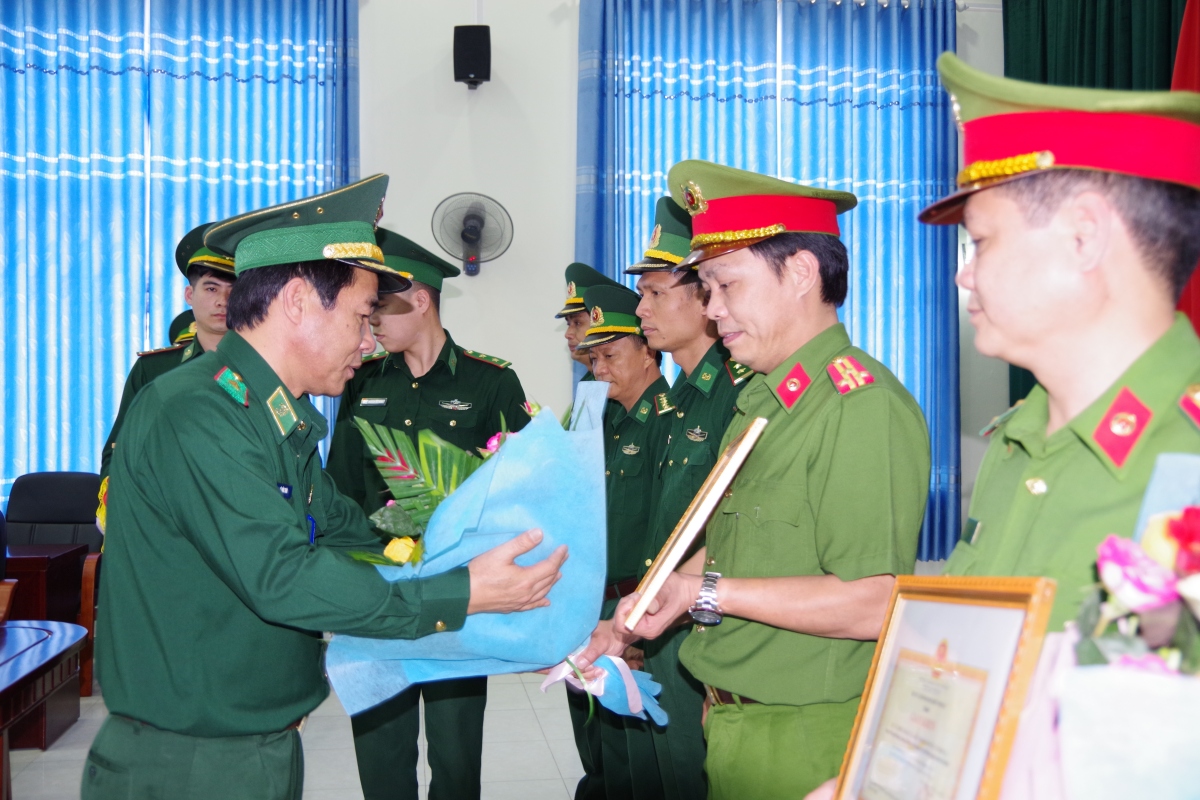 Bộ đội Biên phòng trao thưởng cho lực lượng phá 2 chuyên án ma tuý lớn ở Điện Biên