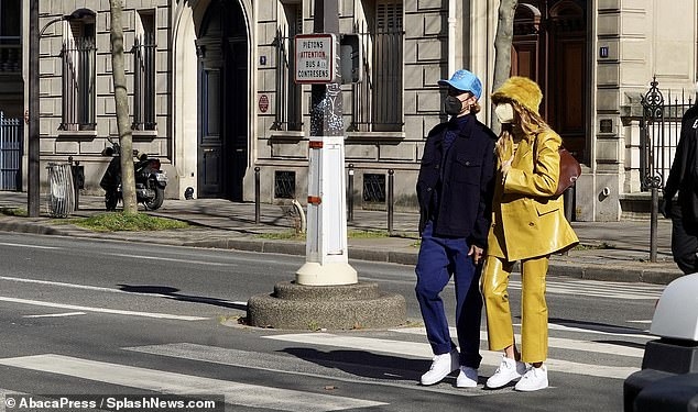 Vợ chồng Justin Bieber nắm tay lãng mạn đi dạo phố ở Paris