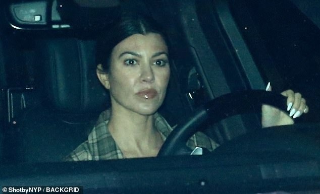 Kourtney Kardashian lái siêu xe đi ăn tối cùng con trai sau khi công khai tình trẻ