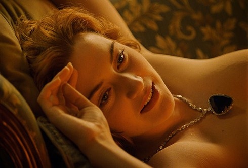 Kate Winslet thấy thoải mái hơn khi quay "cảnh nóng" cùng bạn diễn nữ