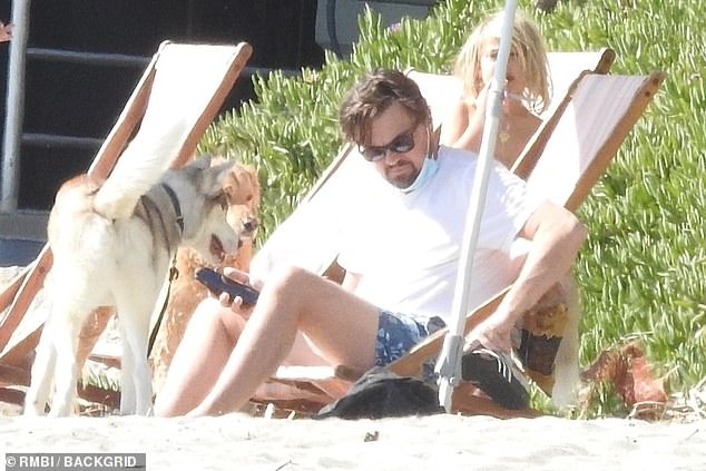 Leonardo DiCaprio và bạn gái diện đồ đồng điệu đi chơi biển
