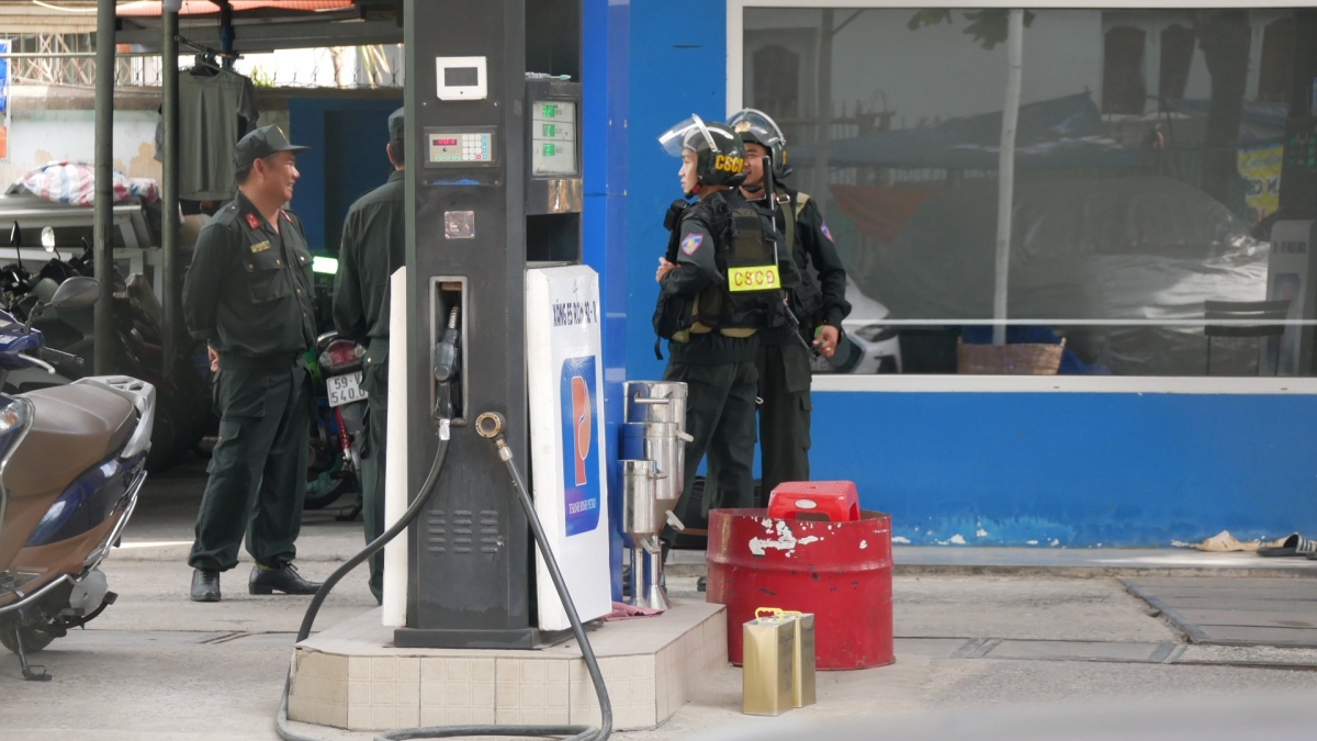 Cảnh sát đang phong tỏa một cửa hàng xăng dầu ở TPHCM