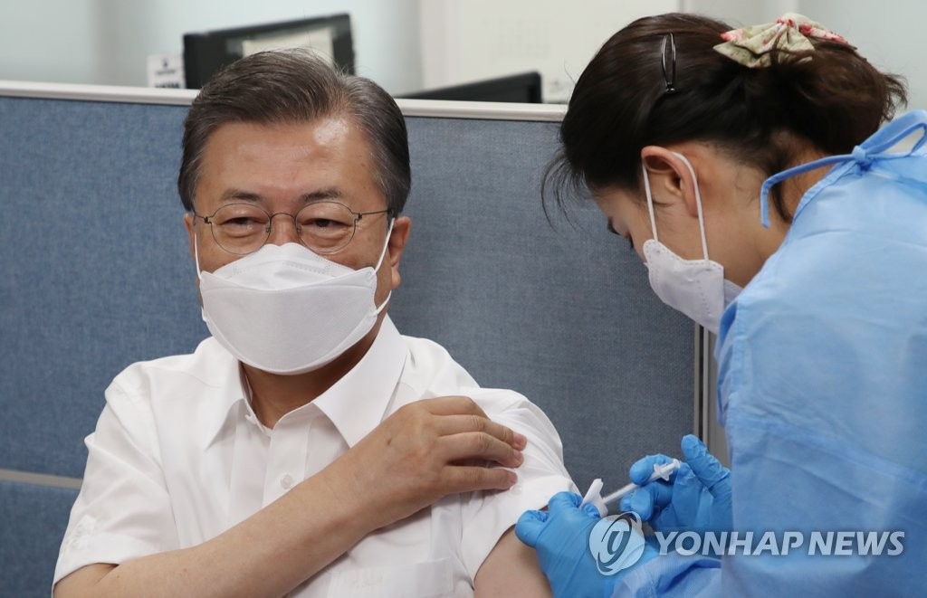 Tổng thống Hàn Quốc tiêm vaccine ngừa Covid-19 của AstraZeneca