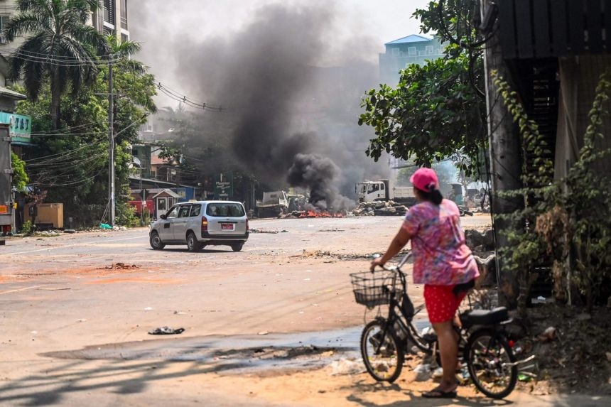 Dòng người lũ lượt rời khỏi thành phố Yangon của Myanmar