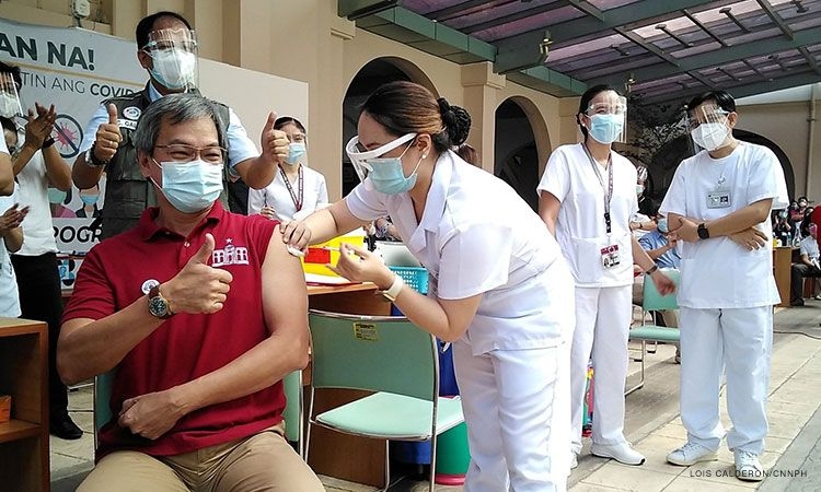 Philippines bắt đầu tiêm chủng sau khi nhận lô vaccine Covid-19 đầu tiên từ Trung Quốc