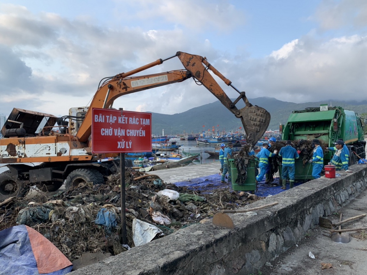 Xử lý rác ở âu thuyền Thọ Quang, Đà Nẵng mới giải quyết phần ngọn