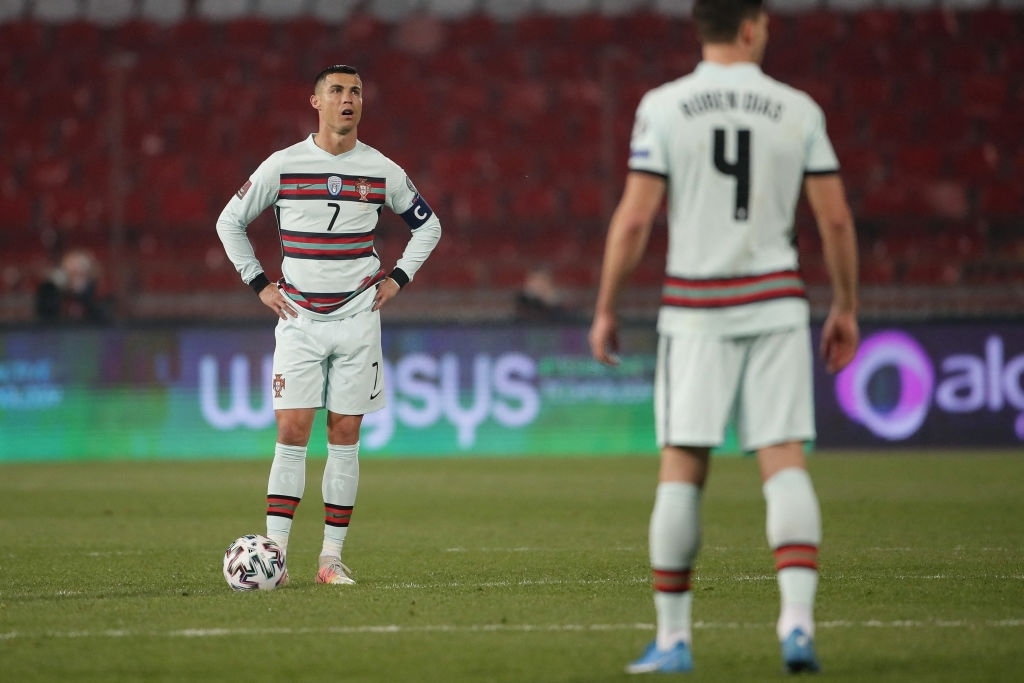 Ronaldo bị trọng tài “cướp bàn thắng”, Bồ Đào Nha hòa đau đớn Serbia