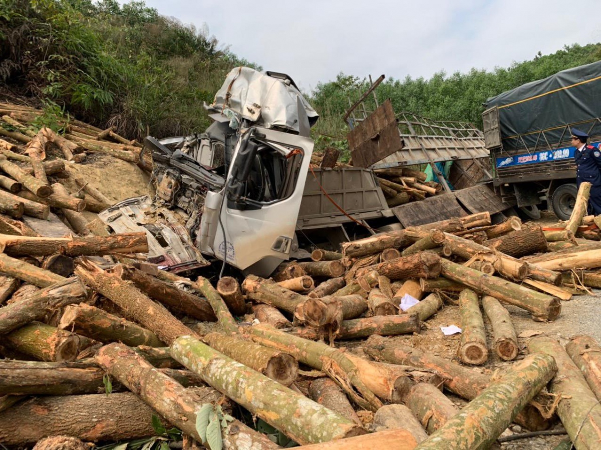 Vụ TNGT nghiêm trọng làm 7 người chết ở Thanh Hóa: Xe tải chở quá 5 người