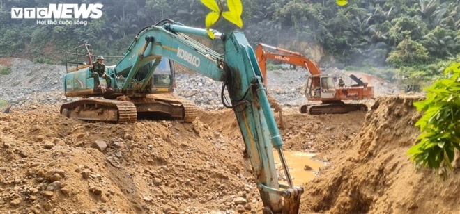 Cận cảnh 6 ngày đào đất, hút nước tìm 11 công nhân còn mất tích ở Rào Trăng