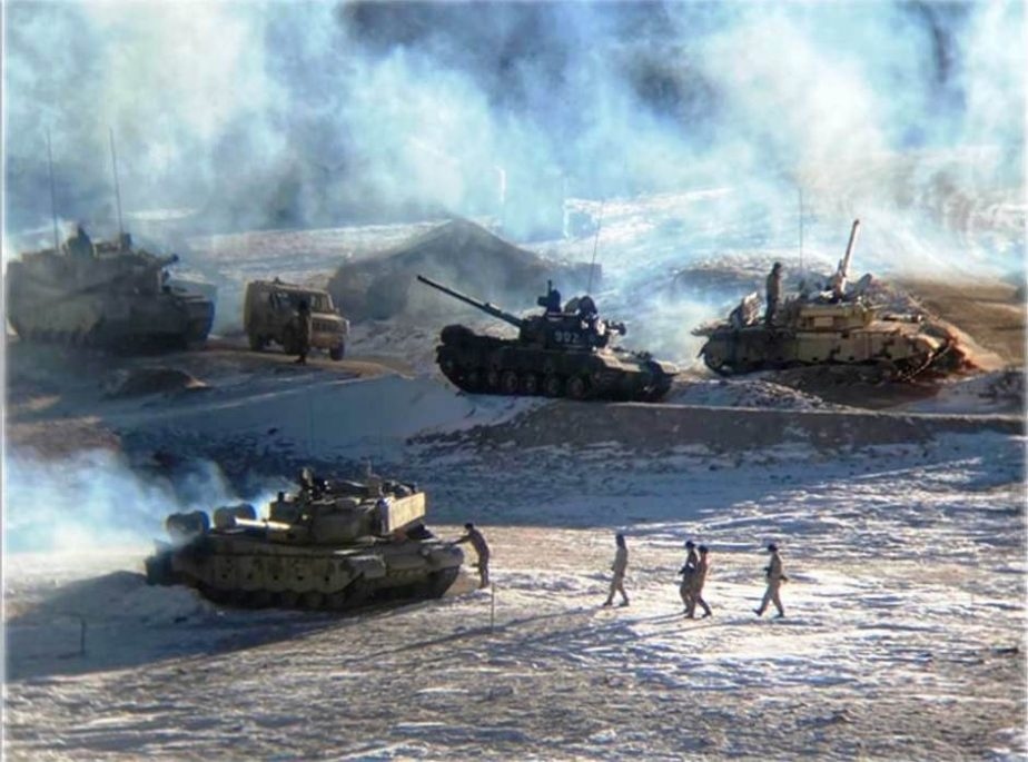 Hình ảnh Trung Quốc rút binh sĩ và xe tăng khỏi vùng tranh chấp nóng với Ấn Độ