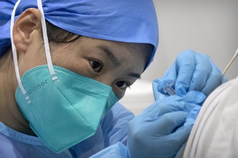 Một nhân viên xét nghiệm Trung Quốc mắc Covid-19 sau khi tiêm vaccine