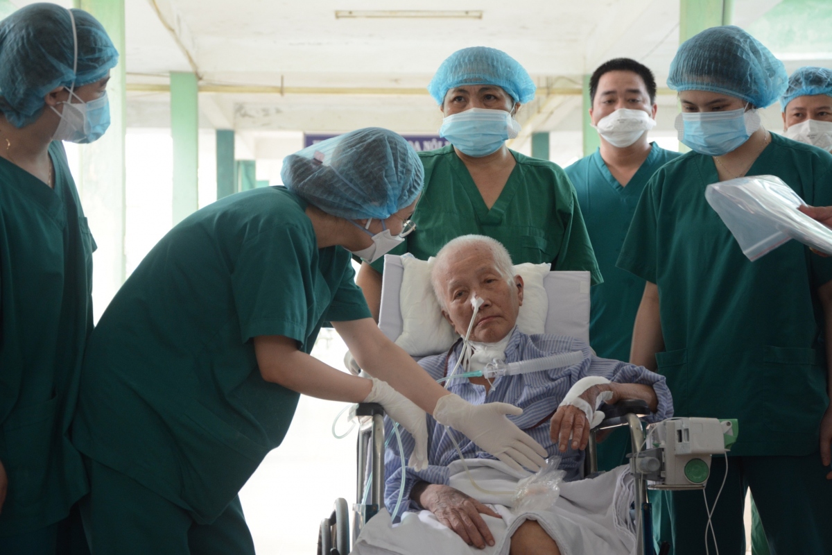 Bệnh nhân mắc Covid-19 tiên lượng nặng ở Đà Nẵng đã âm tính và được chuyển viện